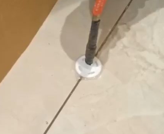 镇江市瓷砖空鼓维修公司专业解答瓷砖在铺贴过程中，如果没有涂抹均匀到位的粘结材料（如水泥砂浆或瓷砖胶），可能会导致以下问题