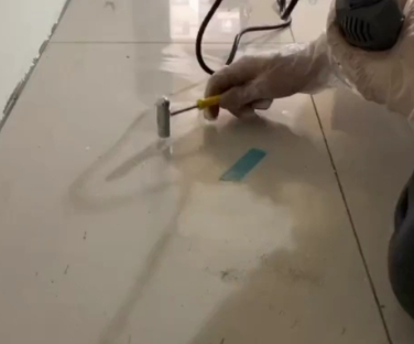 镇江市瓷砖开裂维修公司专业分享瓷砖在铺贴前如果没有沥干水分，将会导致以下问题